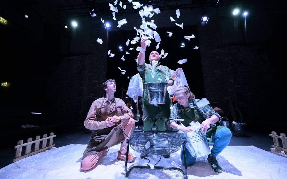 ProdShot FOUR SEASONS LITTLE BULB-101 credit Paul Blakemore